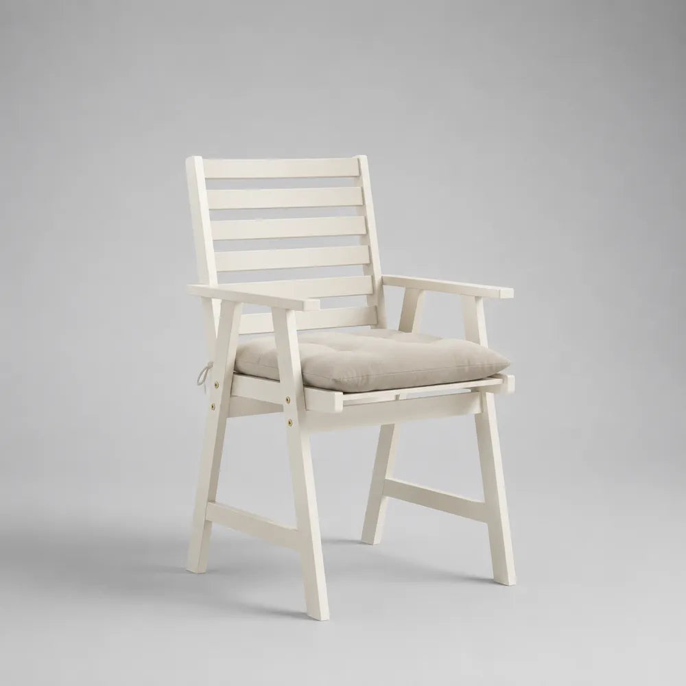 Chaise de jardin avec accoudoirs 60 cm x 65 cm x 85 cm en bois d’acacia peint blanc avec coussin polyester beige forme rectangulaire