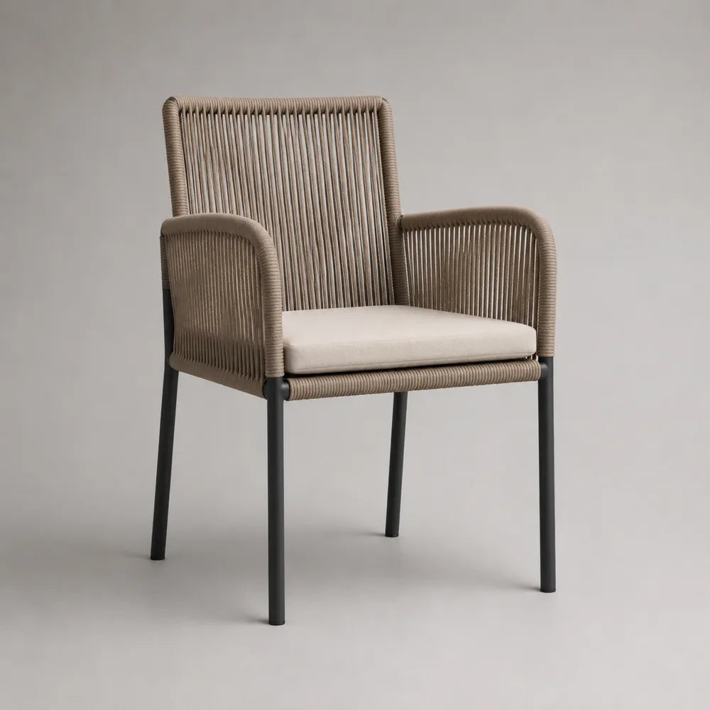 chaise de jardin avec accoudoirs corde tressée polyester structure acier thermolaqué noir assise rembourrée beige dossier haut env 55 cm x 60 cm x 80 cm